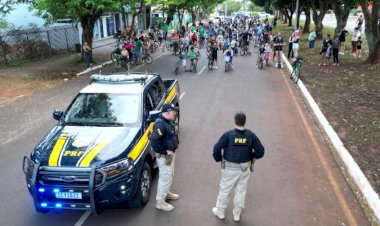 PRF promove passeio ciclístico em Guaíra (PR) na abertura da Semana Nacional de Trânsito.