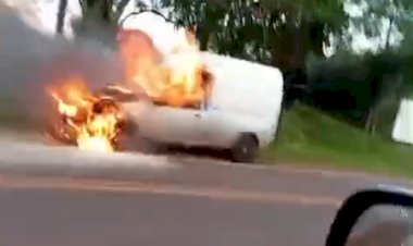 Aconteceu agora -veículo pega fogo  em Terra Roxa
