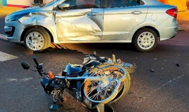 Motociclista fica ferido após colisão entre carro e moto em rotatória no centro de Nova Santa Rosa