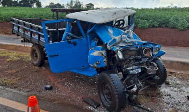 Colisão frontal deixa idoso gravemente ferido na PR-495, em Santa Helena