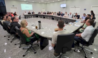 Gestão municipal apresenta investimentos e prestação de contas à diretoria da Acimacar