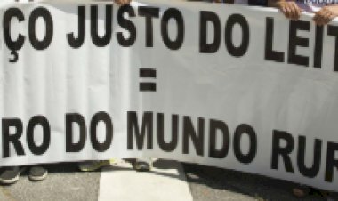 Produtores realizam manifestação em Laranjeiras do Sul para discutir legislação sobre importação de leite