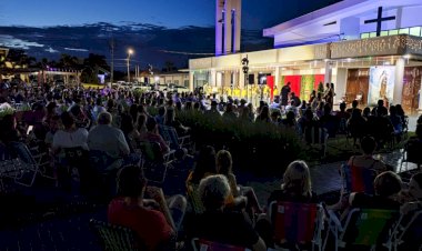 Comunidade lota a praça de Alto Santa Fé para prestigiar apresentações de Natal