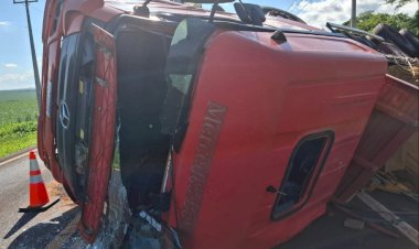 Caminhão tomba na PR-364 e deixa motorista ferido em Palotina