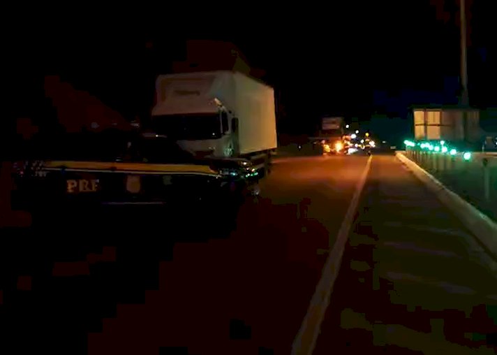 Mais um acidente entre caminhões na BR-277; um veículo pegou fogo e um Motorista morreu