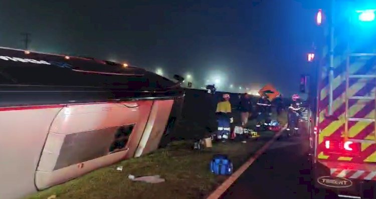 Ônibus tomba na BR-277, mata turista equatoriano e deixa 12 feridos