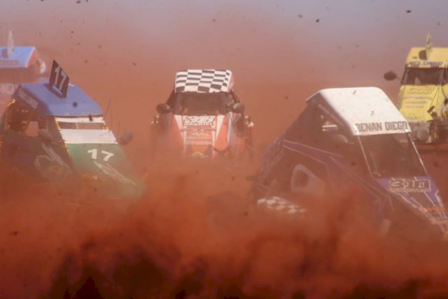 Lama, velocidade e adrenalina marcam encontro de jipeiros em Marechal Cândido Rondon