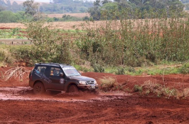 Lama, velocidade e adrenalina marcam encontro de jipeiros em Marechal Cândido Rondon