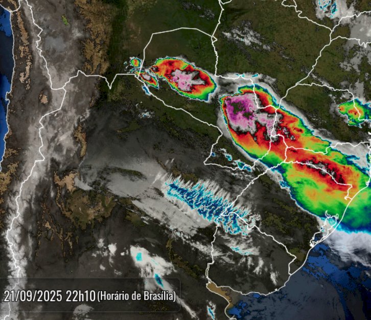 Frente Fria chega com muito  vento  e raios