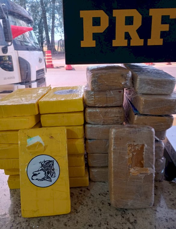 PRF apreende caminhão com drogas, armas e bloqueador de sinal em Ubiratã