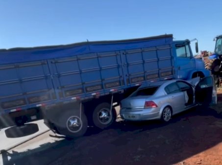 Acidente entre carro e caminhão é registrado na BR-163, em Quatro Pontes