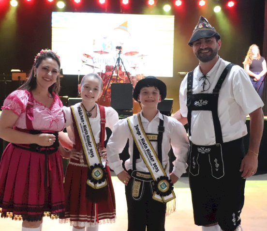 Eleita ontem a noite a Rainha da Oktoberfest 2025, casal Fritz e  Kleine Kinder 2025