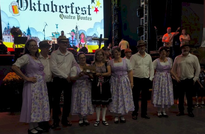 Quatro Pontes realiza desfile cultural e 1ª Oktoberfest com grande participação popular