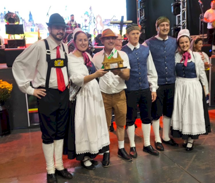 Quatro Pontes realiza desfile cultural e 1ª Oktoberfest com grande participação popular
