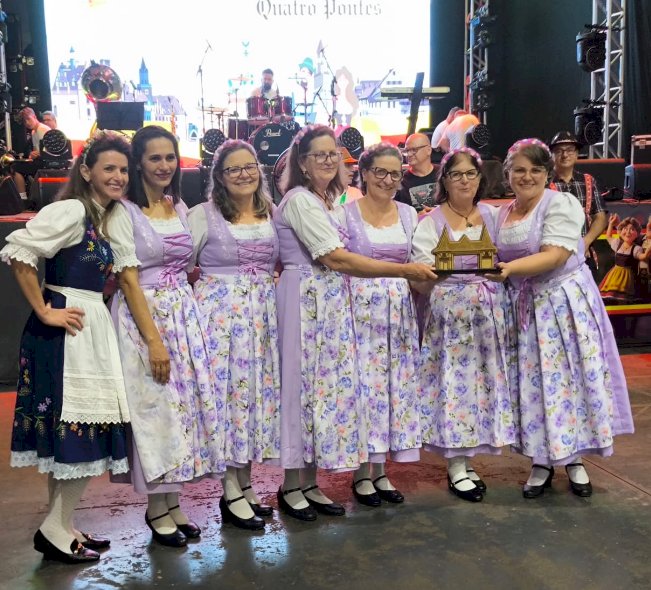 Quatro Pontes realiza desfile cultural e 1ª Oktoberfest com grande participação popular