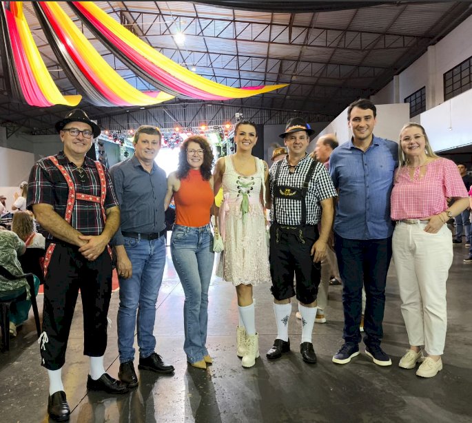 Quatro Pontes realiza desfile cultural e 1ª Oktoberfest com grande participação popular