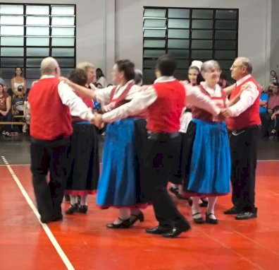 Quatro Pontes realiza desfile cultural e 1ª Oktoberfest com grande participação popular