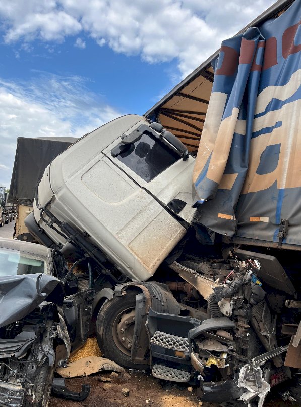 ACIDENTE ENVOLVENDO SETE VEÍCULOS DEIXA UM MORTO E CINCO FERIDOS NA BR-163