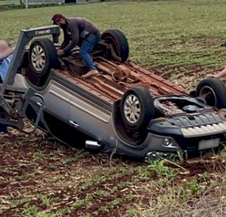 Veículo capota após colisão na estrada entre Planalto do Oeste e Santa Rita do Oeste, em Nova Santa Rosa