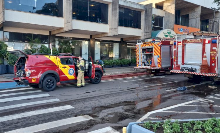 OUTRO INCÊNDIO NO TERREO DO EDIFÍCIO EM CASCAVEL HOJE(20)