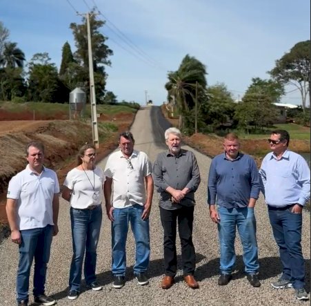 Trecho da Linha Sanga Vera recebe pavimentação asfáltica em Nova Santa Rosa