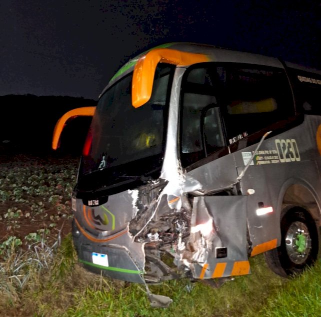 Colisão frontal na PR-180 entre  ônibus e Camionete deixa motorista gravemente na região