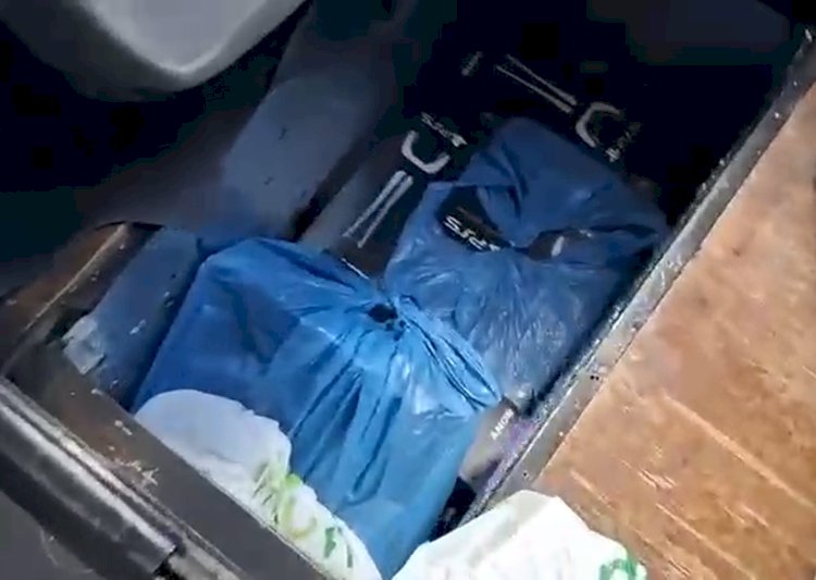 Fiscalização flagra compartimento oculto com produtos contrabandeados; motorista é preso em flagrante