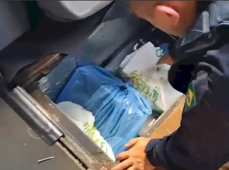 Fiscalização flagra compartimento oculto com produtos contrabandeados; motorista é preso em flagrante