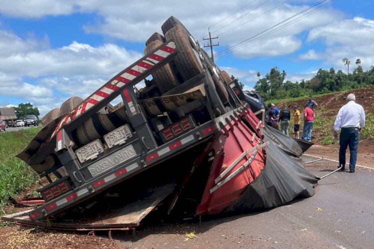 Caminhão tomba entre Cascavel e Toledo