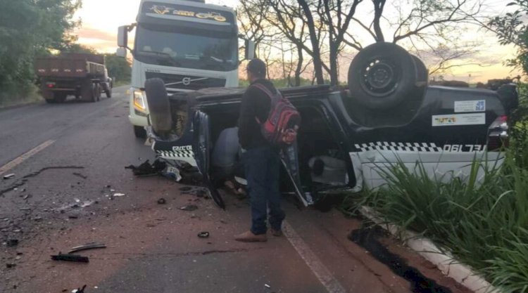 Aconteceu na Manhã de hoje: Policial militar morre em acidente entre viatura e caminhão