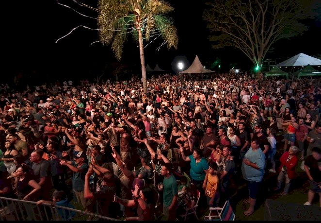 Thaeme e Thiago fecham com grande público o Ecoturismo 2025 em Porto Mendes