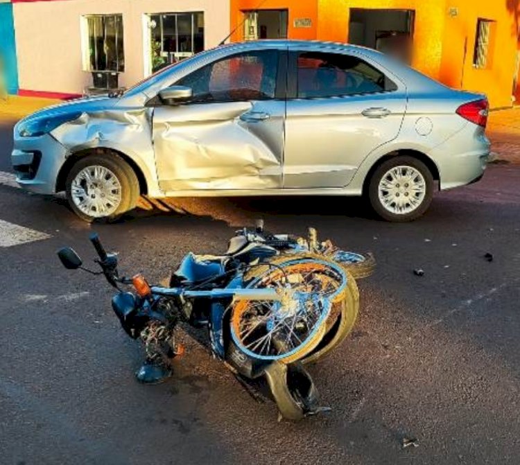 Motociclista fica ferido após colisão entre carro e moto em rotatória no centro de Nova Santa Rosa