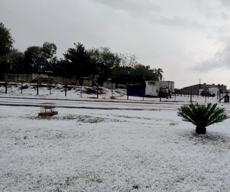 É de Hoje dia 24:Chuva de granizo transforma ruas de Ponta Grossa e deixa cidade com aspecto de neve