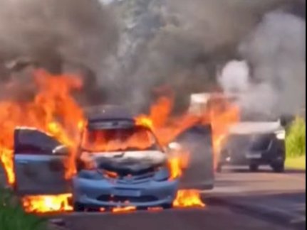Carro é destruído por incêndio perto da ponte do Rio Piquiri; mãe e filha escapam ilesas