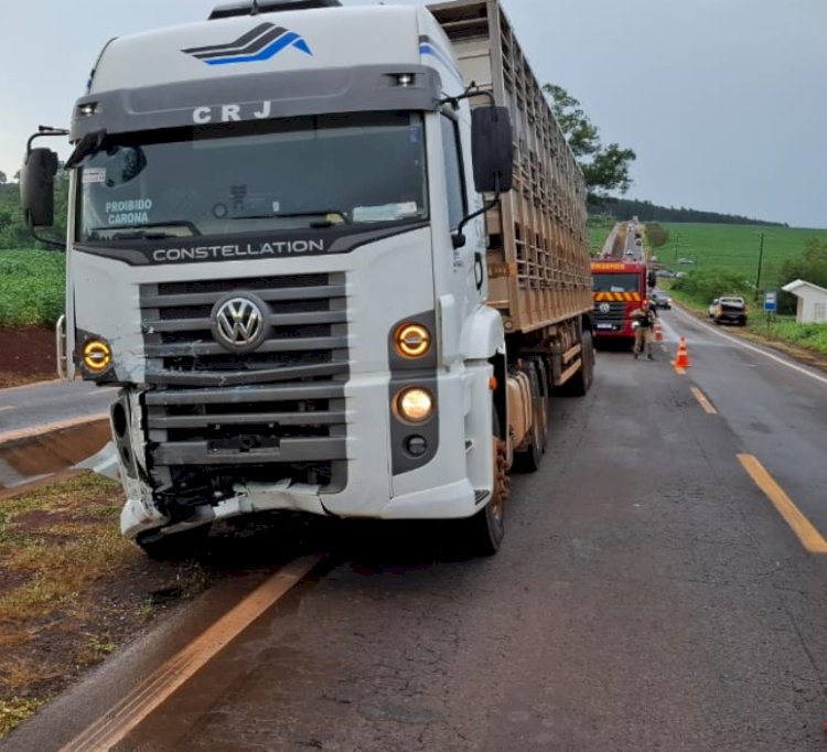 Colisão frontal deixa idoso gravemente ferido na PR-495, em Santa Helena