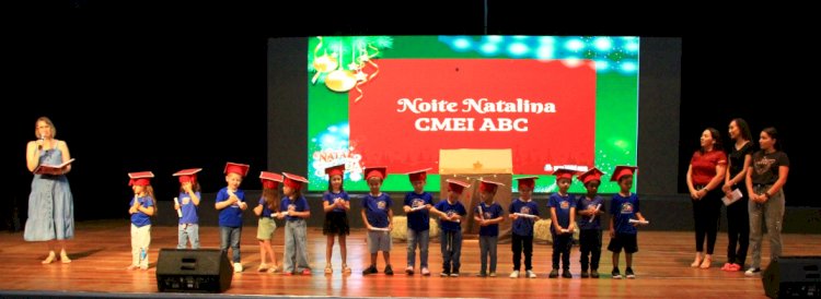 Noite Natalina do CMEI ABC encanta ao público presente no Teatro Municipal Gustavo Fischer
