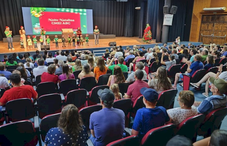 Noite Natalina do CMEI ABC encanta ao público presente no Teatro Municipal Gustavo Fischer