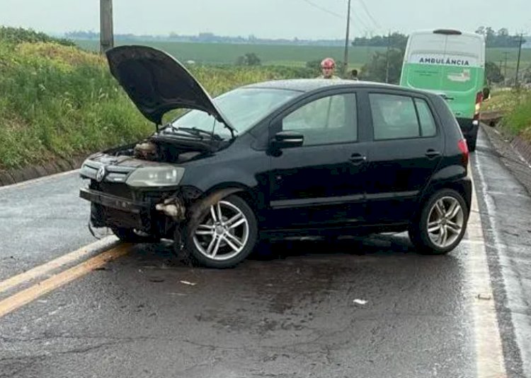 Mulher fica ferida após carro sair da pista e bater em barranco na PR-239, em Quatro Pontes