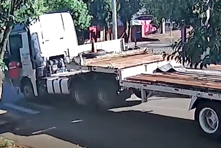 Caminhão desgovernado atinge residência no bairro Planalto, em Santa Rosa