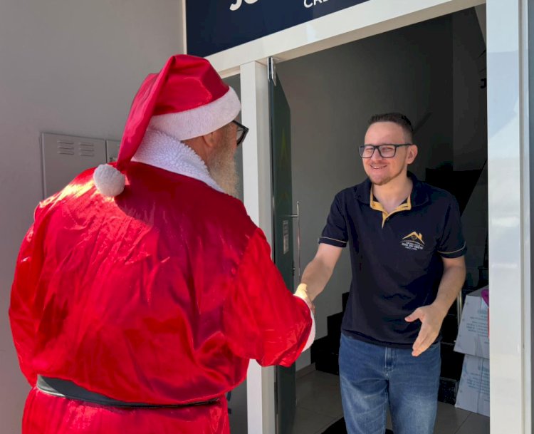 Papai Noel visita o comércio de Nova Santa Rosa e leva o espírito natalino às empresas