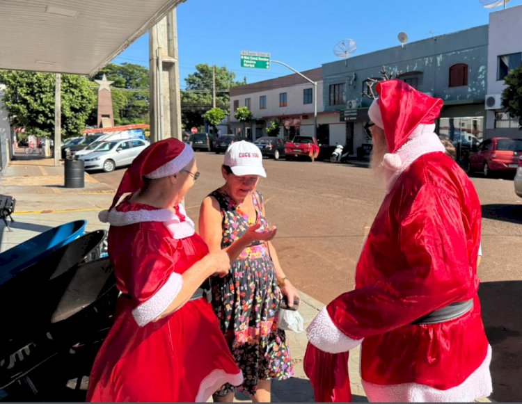 Papai Noel visita o comércio de Nova Santa Rosa e leva o espírito natalino às empresas