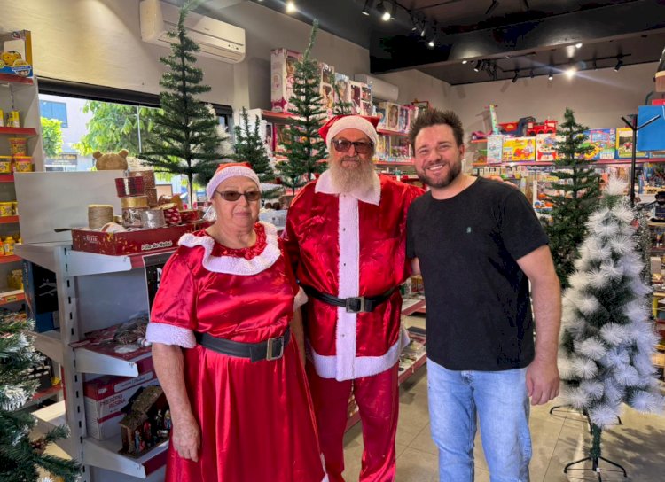 Papai Noel visita o comércio de Nova Santa Rosa e leva o espírito natalino às empresas
