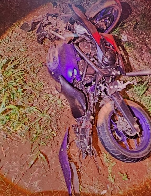 Motociclista de 23 anos morre após sair da pista e colidir contra poste na PR-488